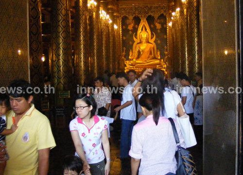 นักท่องเที่ยวแห่ขอพรพระพุทธชินราช