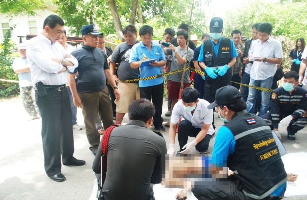 หนุ่มไทใหญ่คุมสติไม่อยู่ บีบคอเพื่อนร่วมงานดับ ลากศพทิ้งพงหญ้า