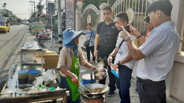 น้ำใจชาวเน็ต! แห่อุดหนุนข้าวกล่องยายพิศ หลังถูกสาวพับ แบงก์กาโม่ ซื้อลูกชิ้น