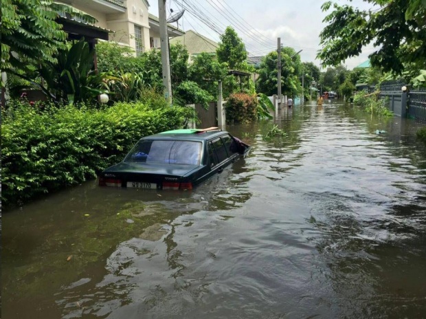 โดนหนัก!!!รามอินทรายังท่วมวิกฤต จนท.นำเรือยางเข้าอพยพชาวบ้าน-ผู้ป่วย