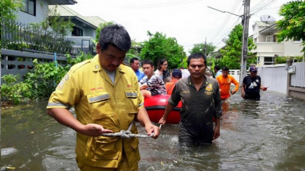 โดนหนัก!!!รามอินทรายังท่วมวิกฤต จนท.นำเรือยางเข้าอพยพชาวบ้าน-ผู้ป่วย