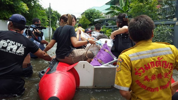 โดนหนัก!!!รามอินทรายังท่วมวิกฤต จนท.นำเรือยางเข้าอพยพชาวบ้าน-ผู้ป่วย