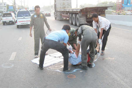 สลด!ยายจูงหลานข้ามถนนถูกรถพุ่งชนดับ 