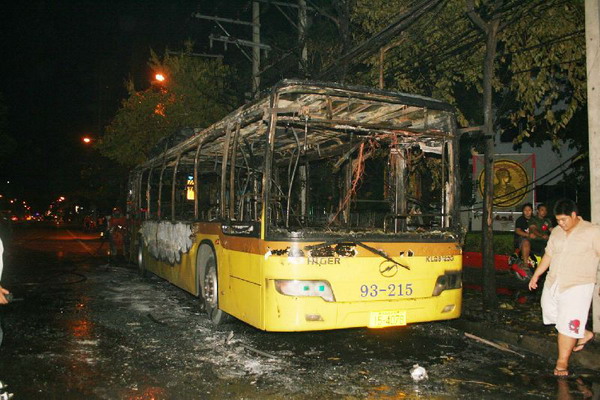 ไฟไหม้รถเมล์ ปอ.44 ท่าเตียน-แฮปปี้แลนด์ ผู้โดยสารหนีตายอลหม่าน