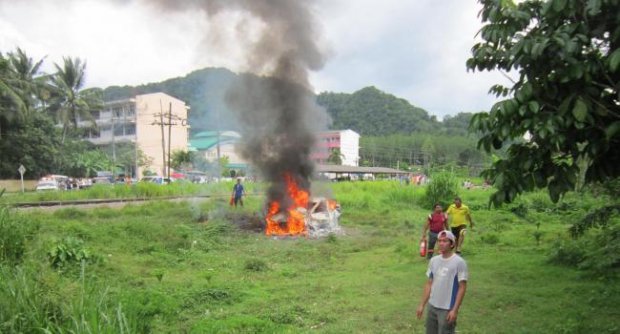 รถไฟชนรถเก๋งไฟไหม้ทั้งคัน 2 แม่ลูกรอดหวุดหวิด