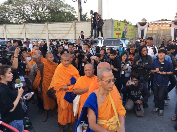 มนุษย์ป้าเดือด!! สาวใหญ่ศิษย์ธรรมกายของขึ้น จนท.ปิดทางลั่นบอกพระไปบิณฑบาตรแค่จะกลับวัด?(มีคลิป)