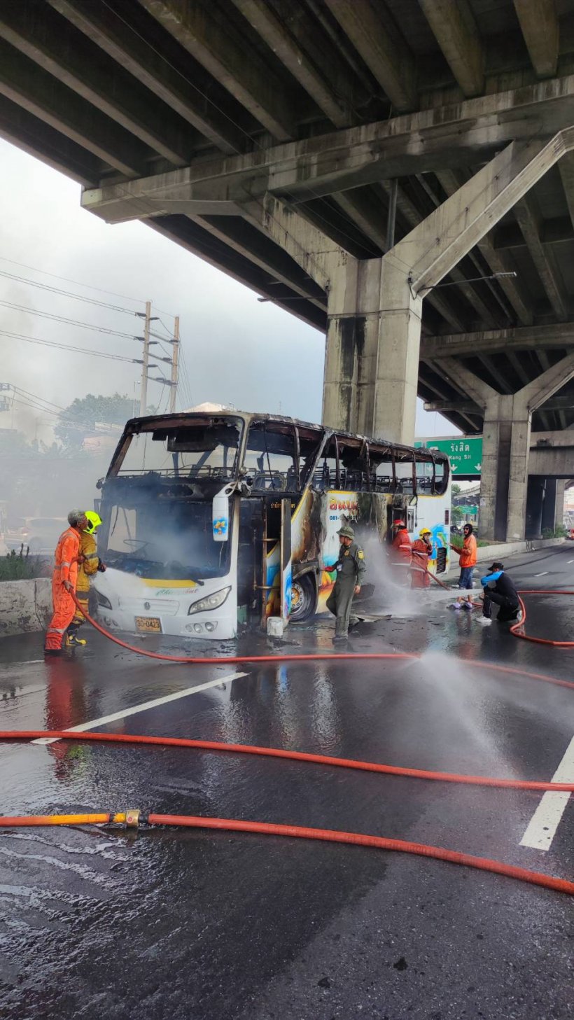 สลด! ไฟไหม้รถบัสทัศนศึกษา ยอดผู้เสียชีวิตอื้อ