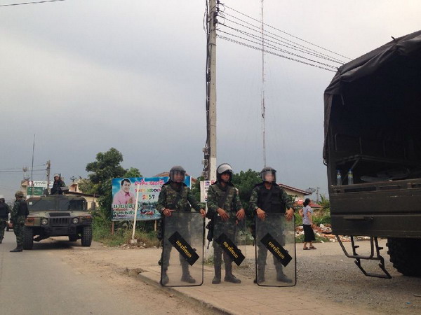 ทหาร 1 กองร้อยบุกยึดสถานีโกตี๋ แดงปทุมธานี - ปีนถอดเสาสัญญาณ