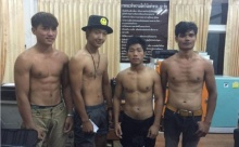 จับ4หนุ่มถอดเสื้อโชว์สาว อวดซิกแพกเล่นน้ำ