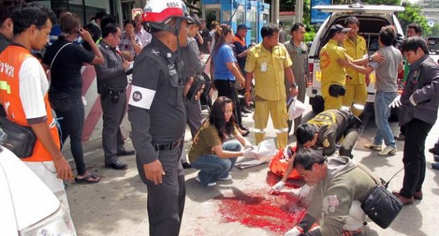 สิบล้อบรรทุกดิน ชนทับซ้ำสาวออฟฟิศหัวแบะ เผ่นหนีลอยนวล 