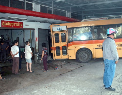 รถเมล์สาย 511 ระบบไฟฟ้าขัดข้องชนรวด 4 คัน-อาคารพาณิชย์เสียหาย ไร้เจ็บตาย 