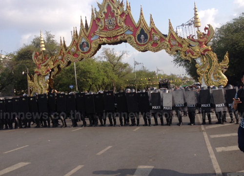 ตร.ขอคืนมัฆวานได้แล้วปาประทัดเจ็บ2-คปท.ไปเพลินจิต