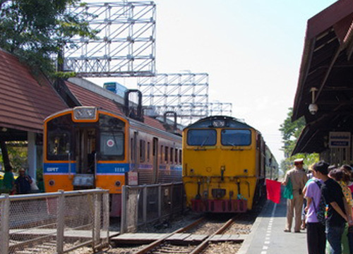 ชายคิดสั้นโดดให้รถไฟทับร่างขาดกระจุย