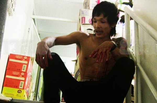 หนุ่มเซเว่นฯคลั่งเป็นเทพเจ้า โชว์มีดแทงอกซ้ายเลือดสาด เพื่อนช็อก!!หนีกระเจิง-แจ้งตร.