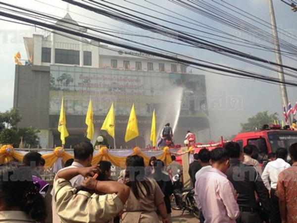 ระทึก! ไฟไหม้ อบจ.ปทุมฯ พนง.กว่า 400 คน หนีตายอลหม่าน ต้นเพลิงห้องนายกฯ 