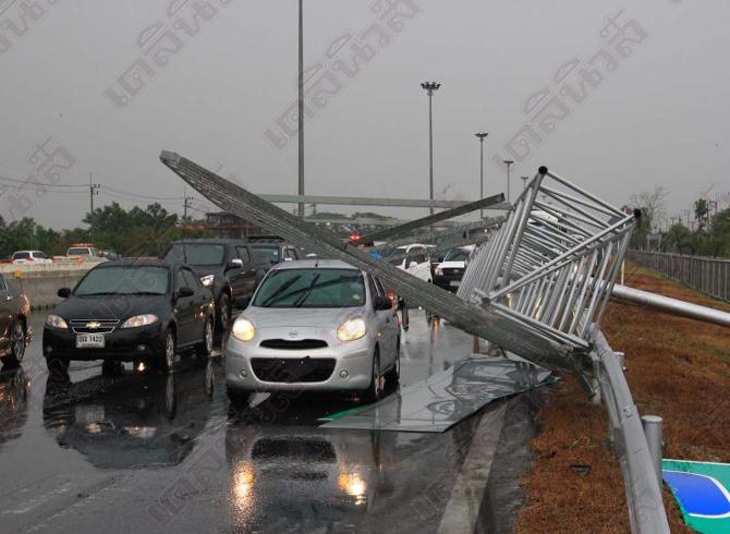 พายุฝนถล่มป้ายมอเตอร์เวย์โค่นทับรถพ่อแม่ลูกรอดปาฎิหาริย์