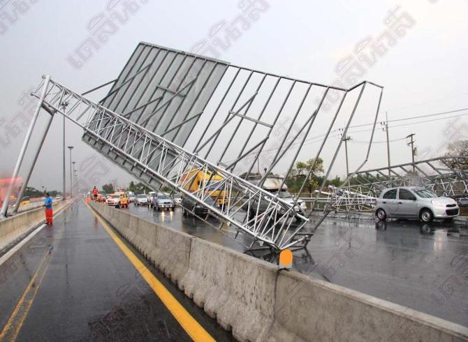 พายุฝนถล่มป้ายมอเตอร์เวย์โค่นทับรถพ่อแม่ลูกรอดปาฎิหาริย์