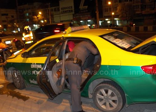 แท็กซี่แหกด่านตรวจชนแท่งแบริเออร์ทิ้งรถหลบหนี