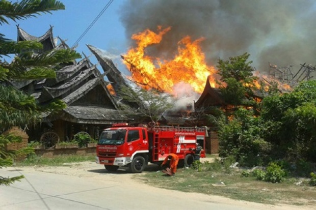 ไฟไหม้บ้านทรงไทย พญาไม้ มูลค่ากว่า100ล้าน 