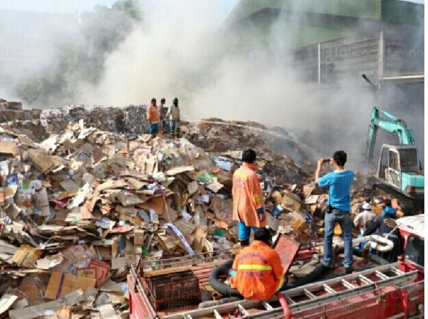 ไฟไหม้โรงงานกระดาษรีไซเคิลย่านเมืองปทุมฯ 