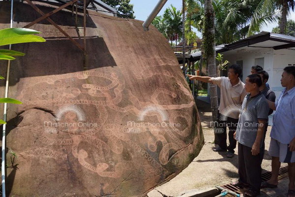 ฮือฮา! ชาวบ้านตื่นดูรอยพญานาคโผล่ก้อนหินใหญ่ในวัดที่บึงกาฬ 