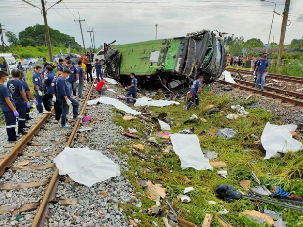 ผู้โดยสารบัสกฐินเล่านาทีช็อก รถไฟพุ่งชนอย่างเเรง  เสียชีวิตพุ่ง 20 ศพ 