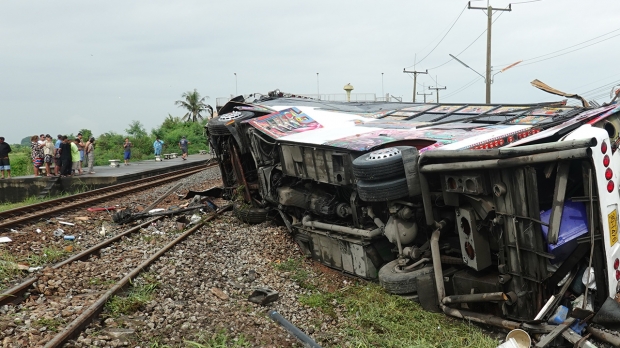 ผู้โดยสารบัสกฐินเล่านาทีช็อก รถไฟพุ่งชนอย่างเเรง  เสียชีวิตพุ่ง 20 ศพ 