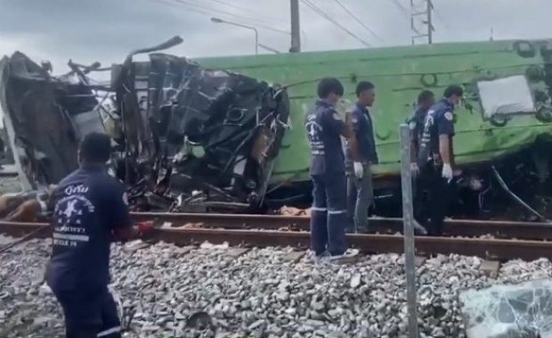 ผู้โดยสารบัสกฐินเล่านาทีช็อก รถไฟพุ่งชนอย่างเเรง  เสียชีวิตพุ่ง 20 ศพ 