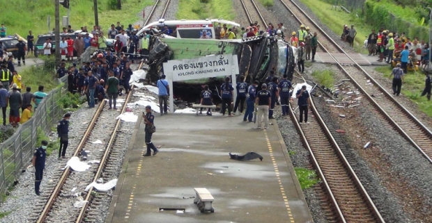 ผู้โดยสารบัสกฐินเล่านาทีช็อก รถไฟพุ่งชนอย่างเเรง  เสียชีวิตพุ่ง 20 ศพ 