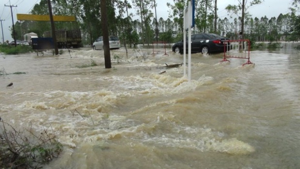 ทหารเร่งอพยพผู้ประสบภัยน้ำท่วมเมืองปราจีน