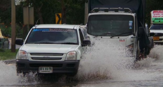 ลาดกระบังฝนกระหน่ำน้ำคลองเอ่อท่วม 