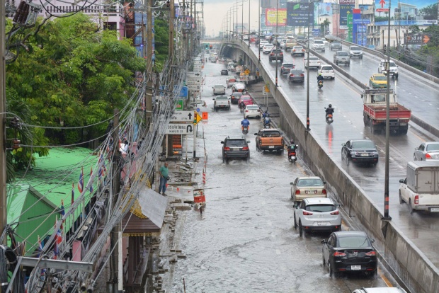 รอการระบาย! ฝนตกหนักถล่มปากเกร็ด แจ้งวัฒนะอ่วมกลายเป็นทะเลกรุงเทพ