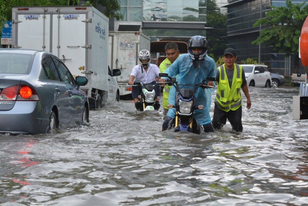 รอการระบาย! ฝนตกหนักถล่มปากเกร็ด แจ้งวัฒนะอ่วมกลายเป็นทะเลกรุงเทพ