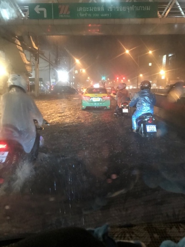 ฝนถล่มกรุงกลางดึก! ถนนหลายสายน้ำเอ่อท่วม รถเล็กเริ่มสัญจรลำบาก