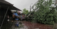 พายุฤดูร้อนถล่ม พัดบ้านเรือนนครพนมพังกว่า 20 หลัง หนักสุดรอบ 10 ปี