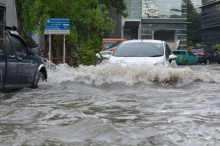 รอการระบาย! ฝนตกหนักถล่มปากเกร็ด แจ้งวัฒนะอ่วมกลายเป็นทะเลกรุงเทพ