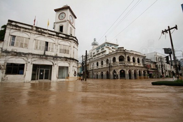 ภูเก็ตอ่วม จมบาดาล หลังฝนตกหนักทั้งคืน ท่วมทุกถนน บางจุดถึงเอว สั่งปิดร.ร.