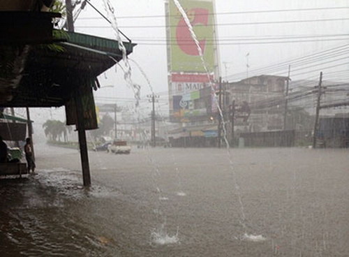 เมืองจันท่วมหนักจราจรติดขัด หลังฝนตกไม่หยุดตลอดทั้งวัน