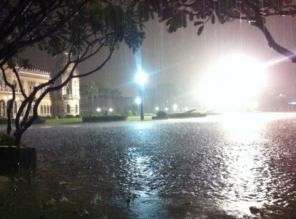 ฝนตกหนักน้ำขังถนนหลายพื้นที่รอบกรุง!!!
