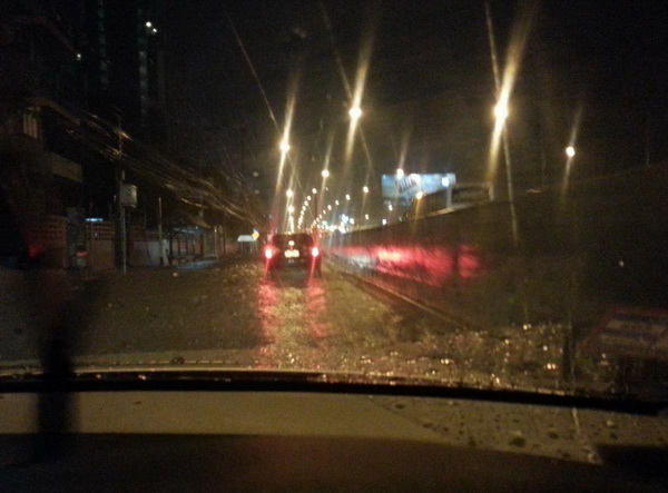 ฝนตกหนักน้ำขังถนนหลายพื้นที่รอบกรุง!!!