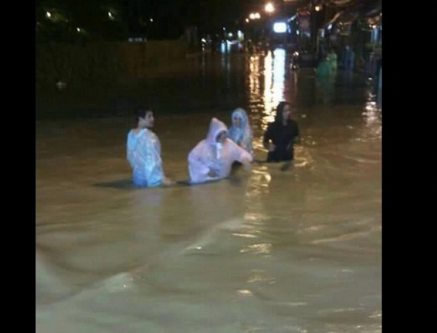 แชร์ว่อน ! คลิป น้ำท่วมชลบุรี รถหรูจมใต้น้ำเพียบ เสียหายหนัก