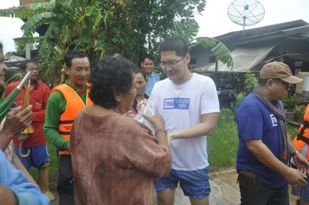 พี่เต้มาแล้ว! ใส่ขาสั้นตากฝน ลุยแจกข้าวเหนียวไก่ทอด ช่วยน้ำท่วมร้อยเอ็ด