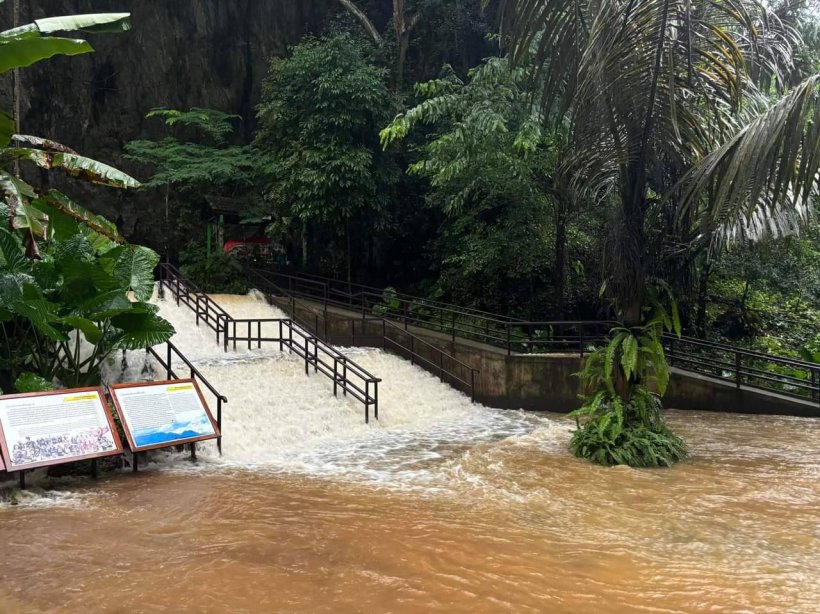  เปิดภาพระดับน้ำในถ้ำหลวง ไหลล้นออกมาท่วมด้านนอกแล้ว