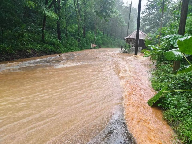  เปิดภาพระดับน้ำในถ้ำหลวง ไหลล้นออกมาท่วมด้านนอกแล้ว