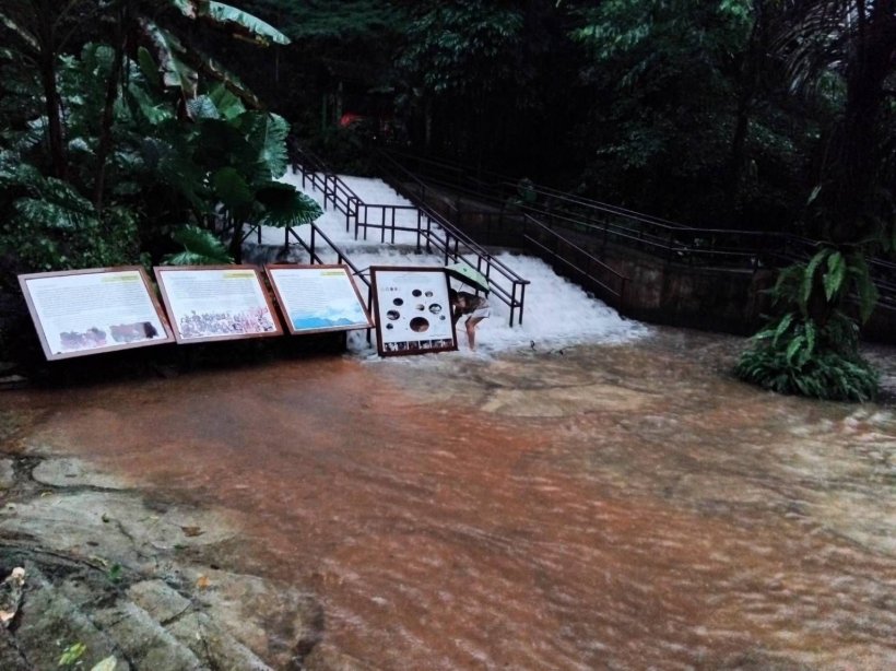  เปิดภาพระดับน้ำในถ้ำหลวง ไหลล้นออกมาท่วมด้านนอกแล้ว