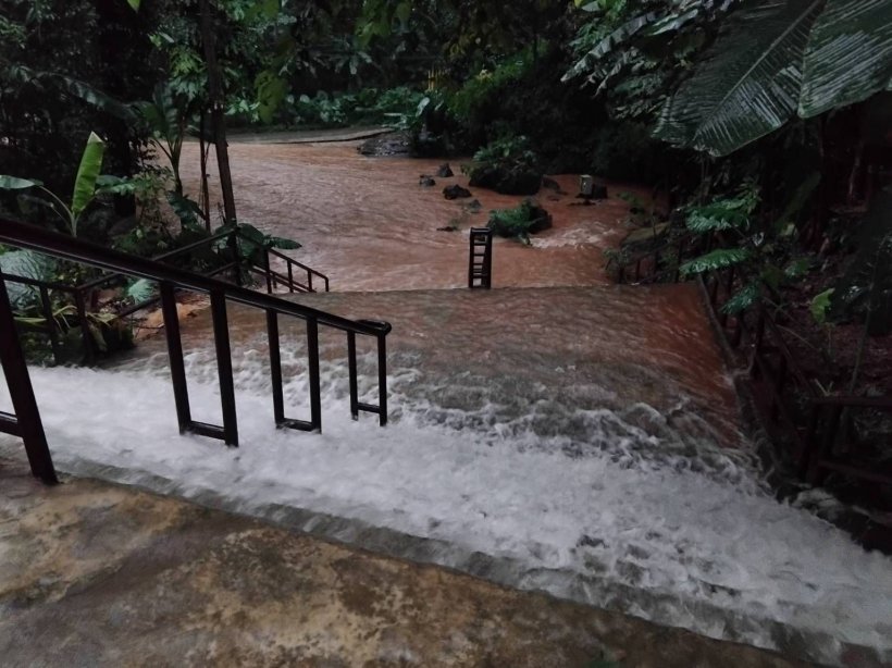  เปิดภาพระดับน้ำในถ้ำหลวง ไหลล้นออกมาท่วมด้านนอกแล้ว