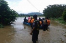 เศร้า!! พ่อจูงเรือส่งลูกไปสอบ ถูกน้ำป่าซัดหายวับต่อหน้าลูก!!!