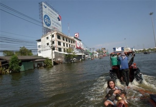 ประมวลภาพ น้ำท่วม 12 พ.ย. 54 @thaitvnews 