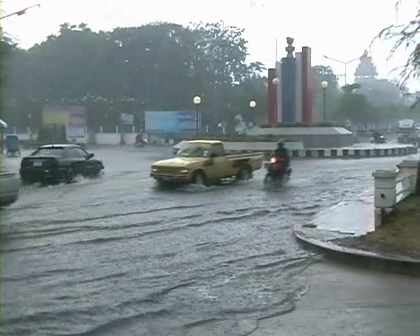 ฝนกระหน่ำบุรีรัมย์ระบายน้ำไม่ทันเอ่อท่วมเทศบาล