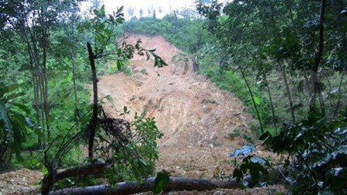 ฝนตกหนักทำเทือกเขาระนองถล่ม ผวจ.สั่งเฝ้าระวังน้ำป่าทะลัก